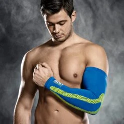 SELECT Compression Arm Sleeves 13 SELECT Compression Arm Sleeves -Pro Sport Verkauf 8582609 710013 6610 blue Compression arm sleeve Profcare kinesiological effect model